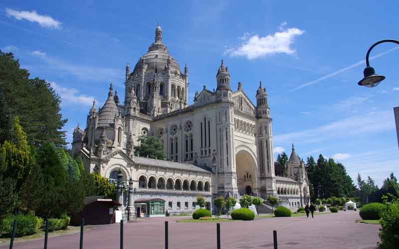 Basilique Sainte-Thérèse, Lisieux