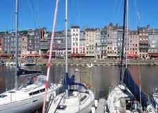 Honfleur et son Vieux Bassin dominé par des maisons qui longent le quai Sainte-Catherine