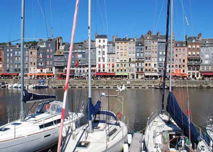 Honfleur et son Vieux Bassin domin par des maisons qui longent le quai Sainte-Catherine