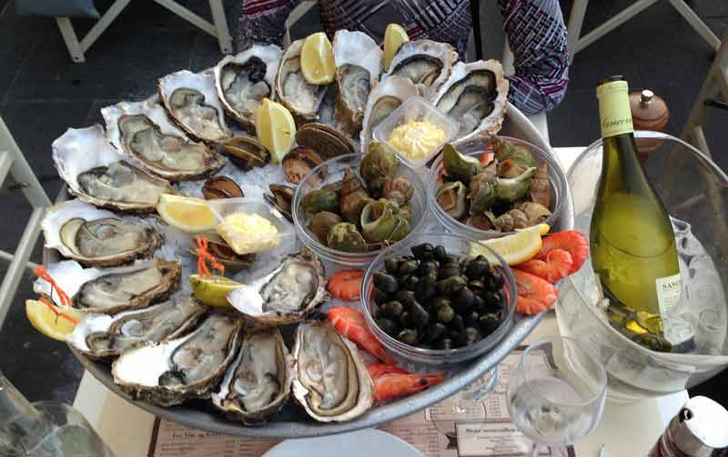 plateau d'huîtres de Bouzigues et bouteille de vin blanc, canal du Midi, France