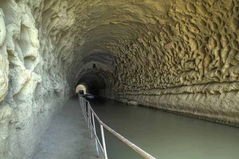 A l'intérieur du tunnel du Malpas, seul tunnel du canal du Midi