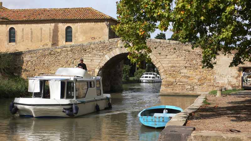 Pont en pierre au-dessus du canal du Midi, village du Somail