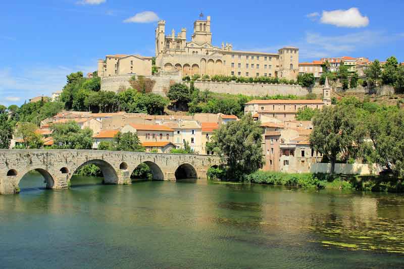 Vue sur l'Orb, le pont Vieux et la cathédrale Saint-Nazaire de Béziers (France)