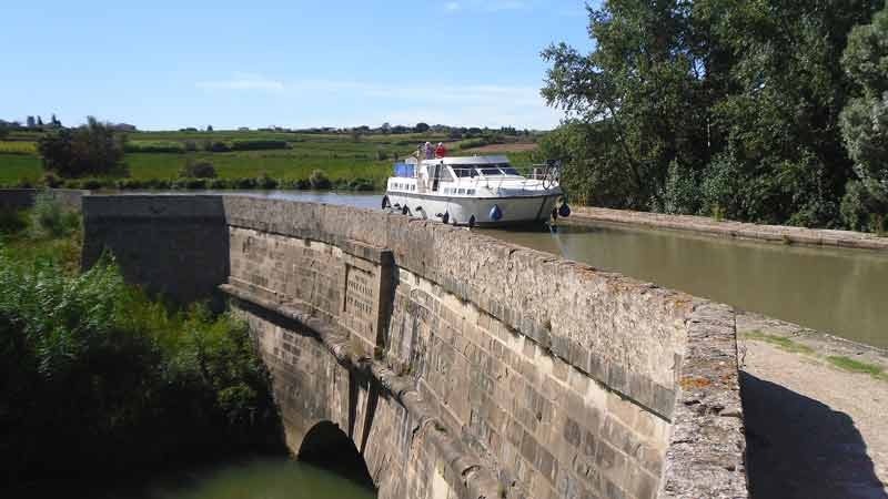 Péniche sur le pont-canal de Répudre (canal du Midi) dans l'Aude (France)