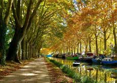 Péniches amarrées le long du Canal du Midi en automne