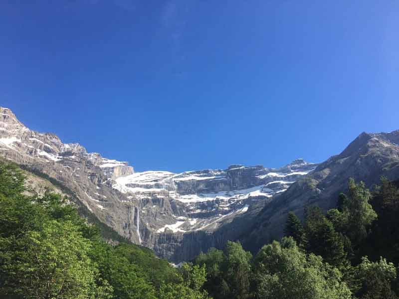 Falaises enneigées et grande cascade du cirque de Gavarnie, site classé UNESCO à une heure de Cauterets