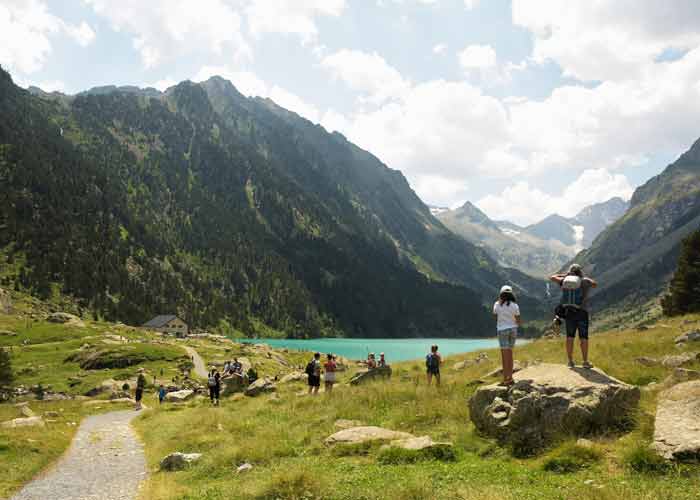Randonneurs admirant les eaux turquoise du lac de Gaube pr�s de Cauterets, avec le Vignemale en fond de vall�e