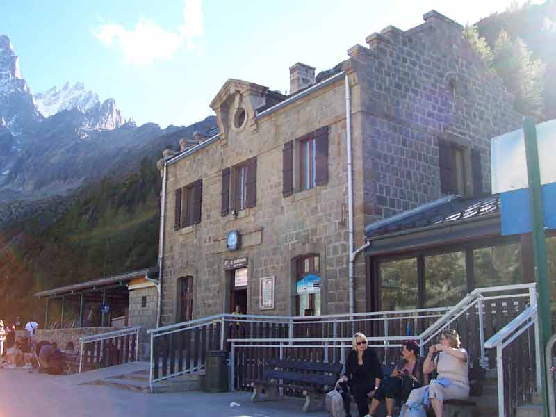 Gare en pierre du Montenvers à Chamonix, point de départ du train vers la Mer de Glace avec les montagnes du massif du Mont-Blanc en arrière-plan