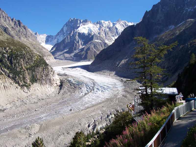 Panorama sur la Mer de Glace depuis le site du Montenvers, montrant le glacier reculé au cœur des montagnes du massif du Mont-Blanc