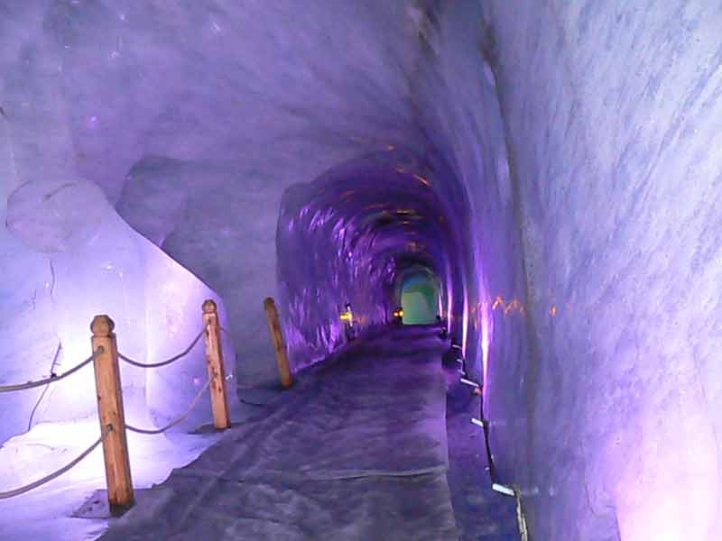 Couloir lumineux sculpté dans la grotte de glace de la Mer de Glace, accessible depuis le site du Montenvers à Chamonix