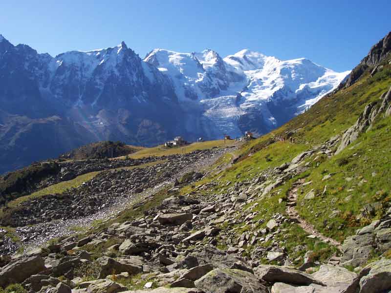 Sentier de randonnée rocailleux menant au lac Blanc avec panoramas sur les montagnes du massif du Mont-Blanc