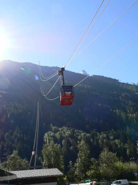 Téléphérique de l’Aiguille du Midi montant depuis Chamonix sous le soleil
