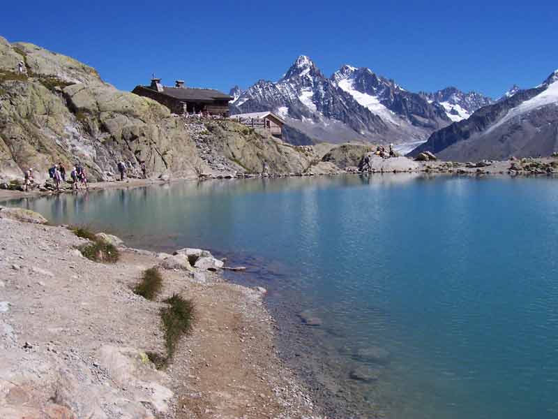 Reflets du massif du Mont-Blanc dans les eaux calmes du lac Blanc à Chamonix