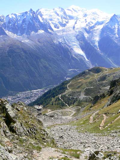 Sentier escarpé menant au col de Cornu avec vue plongeante sur la vallée de Chamonix et le massif du Mont-Blanc