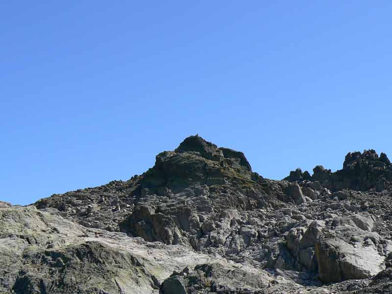 Paysage minéral et arête rocheuse dans la réserve des Aiguilles Rouges sur l’itinéraire du lac Cornu