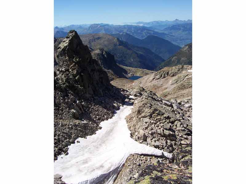 Névé persistant sur le sentier en direction des lacs Noirs avec panorama sur les montagnes de Haute-Savoie