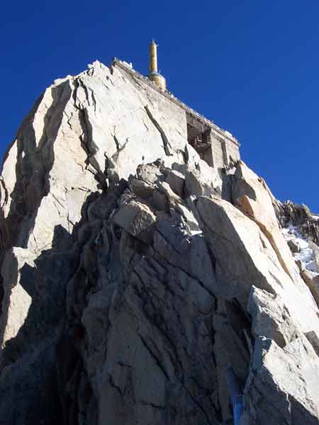 Piton rocheux de l’Aiguille du Midi dominant la vallée de Chamonix sous un ciel bleu