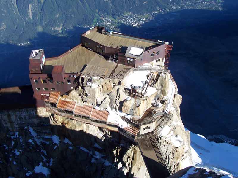 Plateforme et bâtiments de l’Aiguille du Midi perchés à 3842 mètres, vue plongeante sur Chamonix