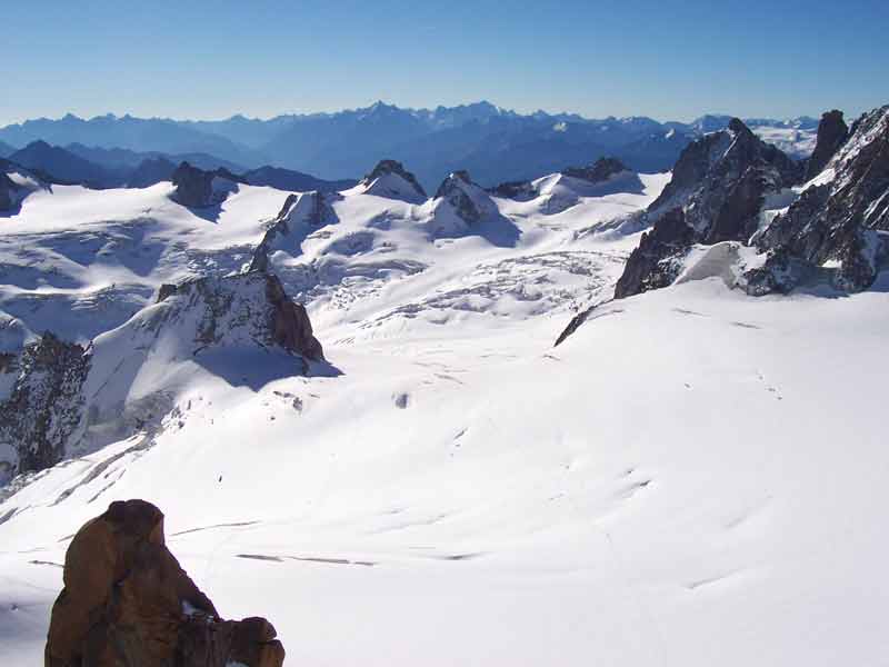 Panorama sur les glaciers et sommets alpins depuis la terrasse de l’Aiguille du Midi