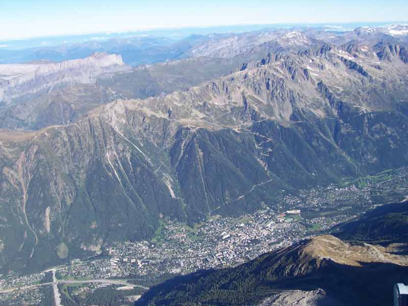 Vue aérienne sur la vallée de Chamonix et les montagnes environnantes depuis l’Aiguille du Midi