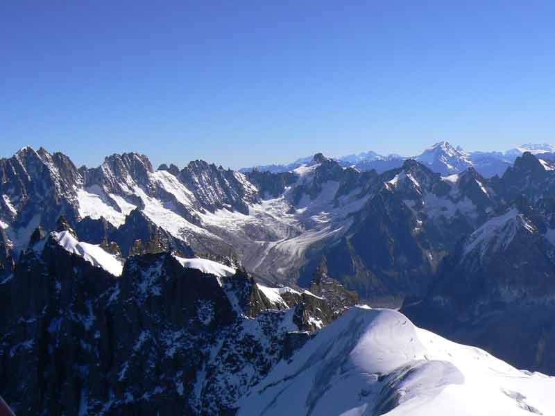 Panorama sur le massif du Mont-Blanc et les arêtes enneigées depuis l’Aiguille du Midi