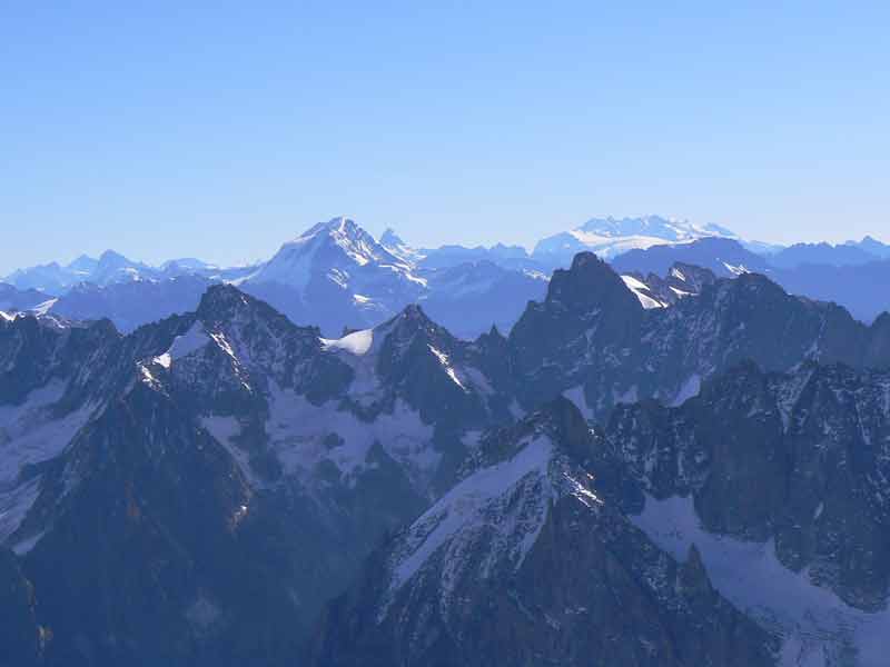 Chaîne des Alpes vue depuis l’Aiguille du Midi avec les sommets bleutés à l’horizon