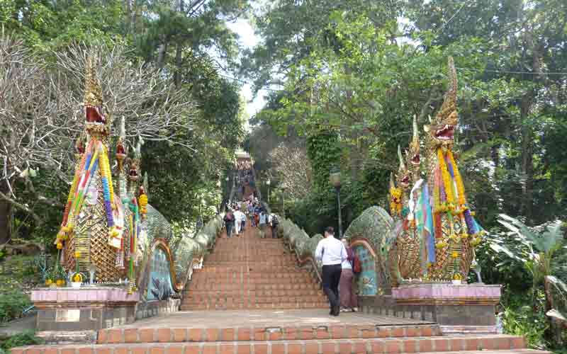 Escalier du Wat Prathat Doi Suthep