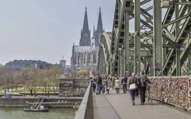 Vue sur la cathédrale de Cologne depuis le pont Hohenzollern