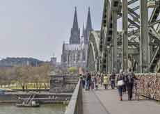 Vue sur le pont Hohenzollern et la cathédrale gothique de Cologne