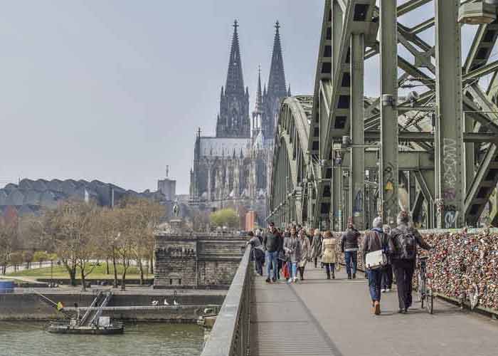 Vue sur le pont Hohenzollern et la cathdrale gothique de Cologne