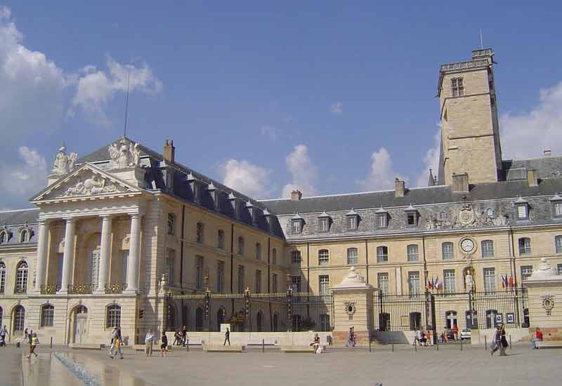 Place de la Libération et Palais des Ducs de Bourgogne à Dijon