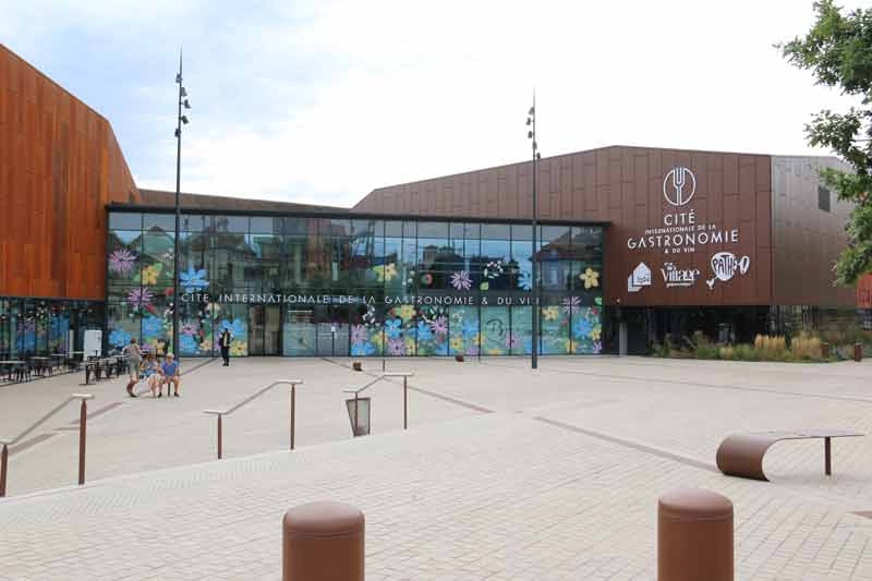 Façade moderne de la Cité internationale de la gastronomie et du vin à Dijon