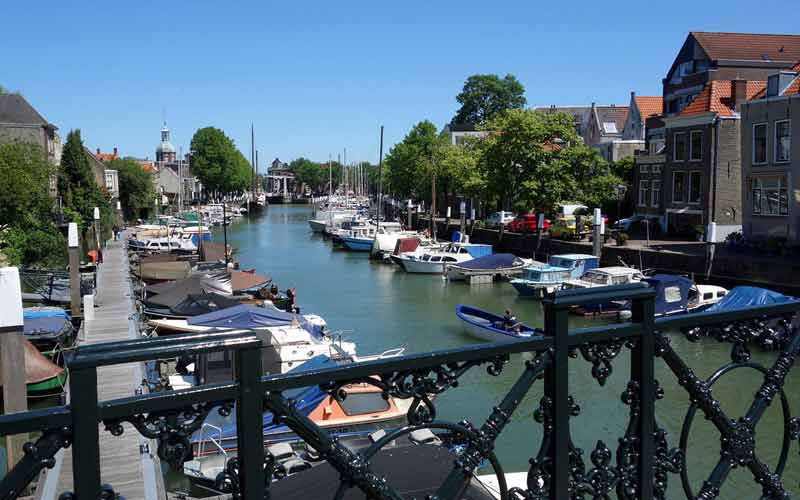 Canal de Dordrecht bordé de bateaux