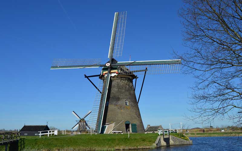 Gros plan sur un moulin de Kinderdijk