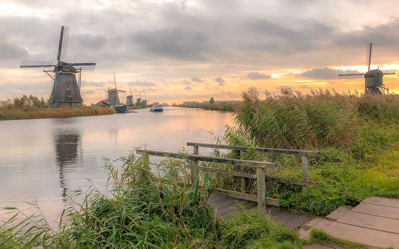 Moulins de Kinderdijk au coucher de soleil