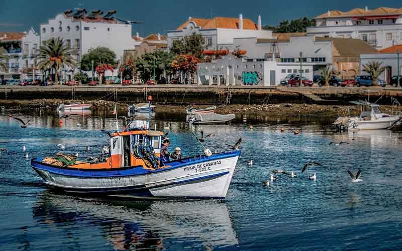 Bateau de pêche devant Tavira