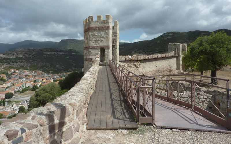 Remparts du château de Serravalle (château de Malaspina)