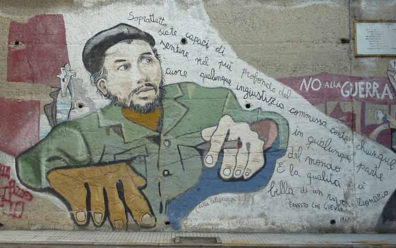 Peinture murale du Che Guevara dans le village d'Orgosolo