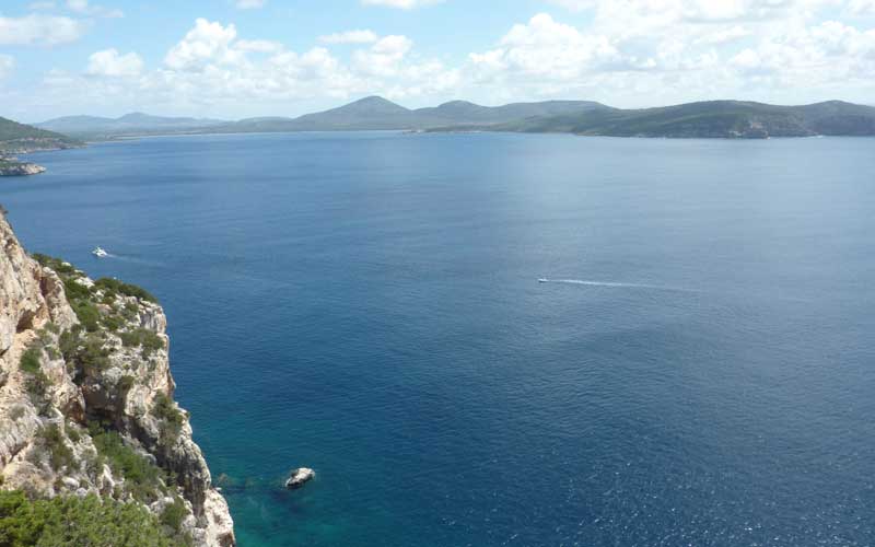 Panorama sur la mer du haut des escaliers du Cabirol