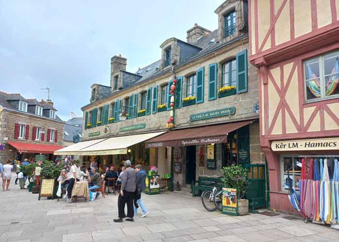Ruelle pav�e de de Concarneau, avec ses fa�ades en granit, ses maisons � colombages, ses boutiques et ses terrasses anim�es