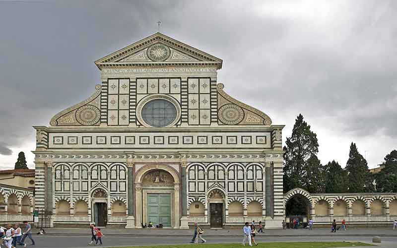 Façade avant de la basilique Santa Maria Novella à Florence