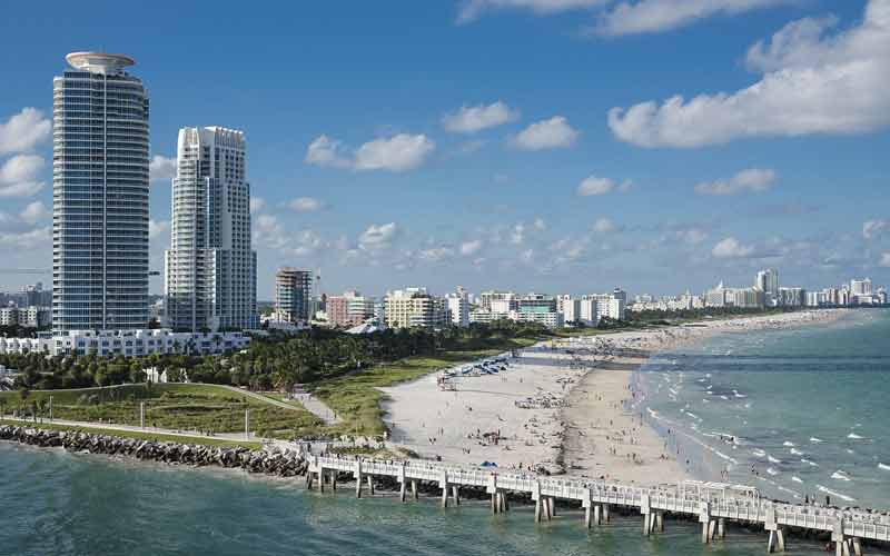 Vue sur la plage de Miami et sur les gratte-ciel