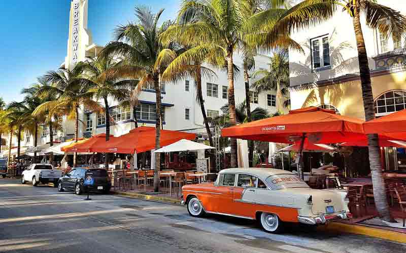 Vue sur la façade de l'hôtel Breakwater depuis Ocean Drive