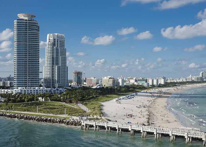 Vue sur la plage et les gratte-ciel de Miami Beach