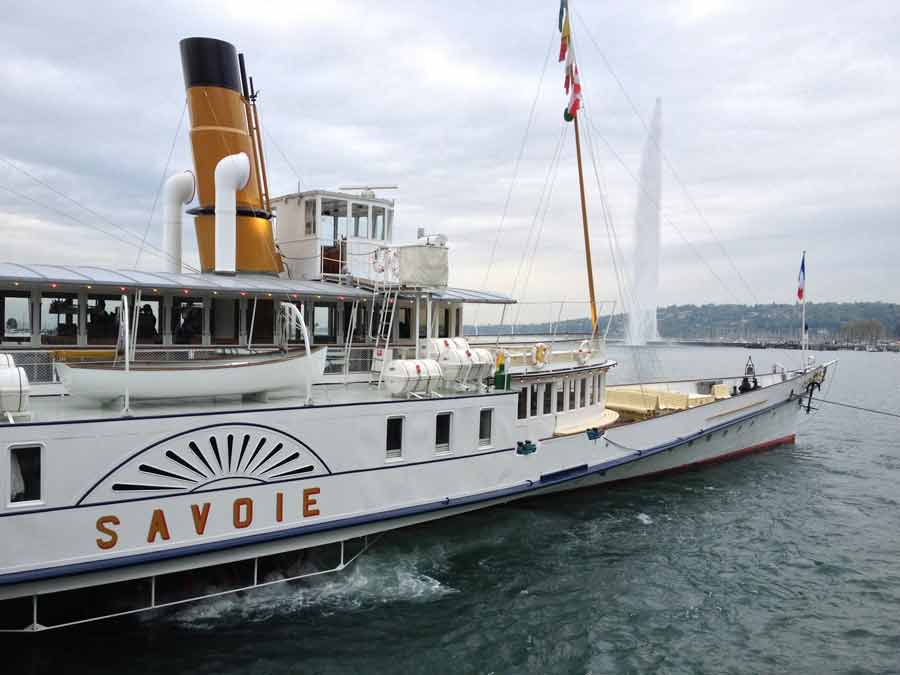 Croisière en bateau Belle Époque sur le lac Léman avec le Jet d’eau de Genève en arrière-plan lors d'une visite de Genève