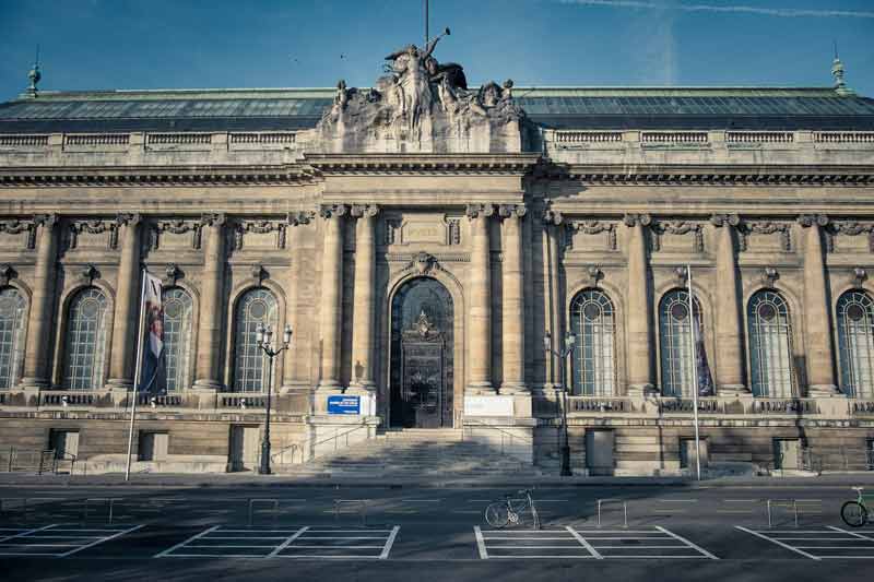 Façade du Musée d’Art et d’Histoire de Genève, un lieu culturel à découvrir lors d'une visite de Genève