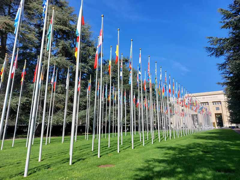 Drapeaux des nations devant le Palais des Nations à Genève dans le parc de l’ONU, un lieu emblématique parmi les incontournables de Genève
