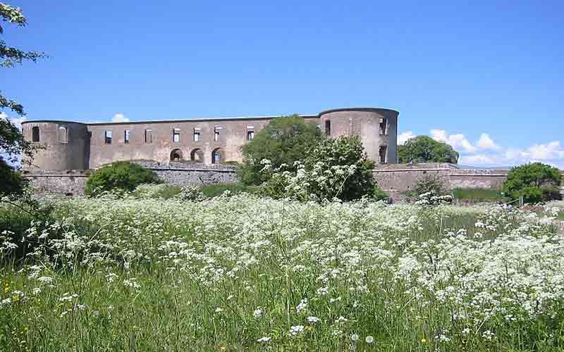 Vue sur le château de Borgholm depuis l'extérieur