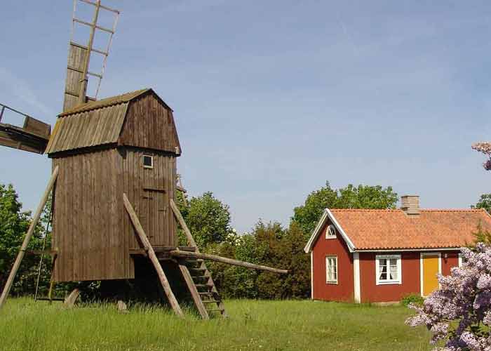Chalet et moulin  vent sur l'le d'land en Sude