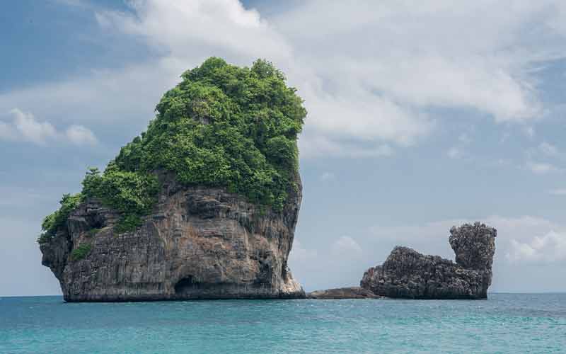 Vue sur le Camel Rock depuis Nui beach